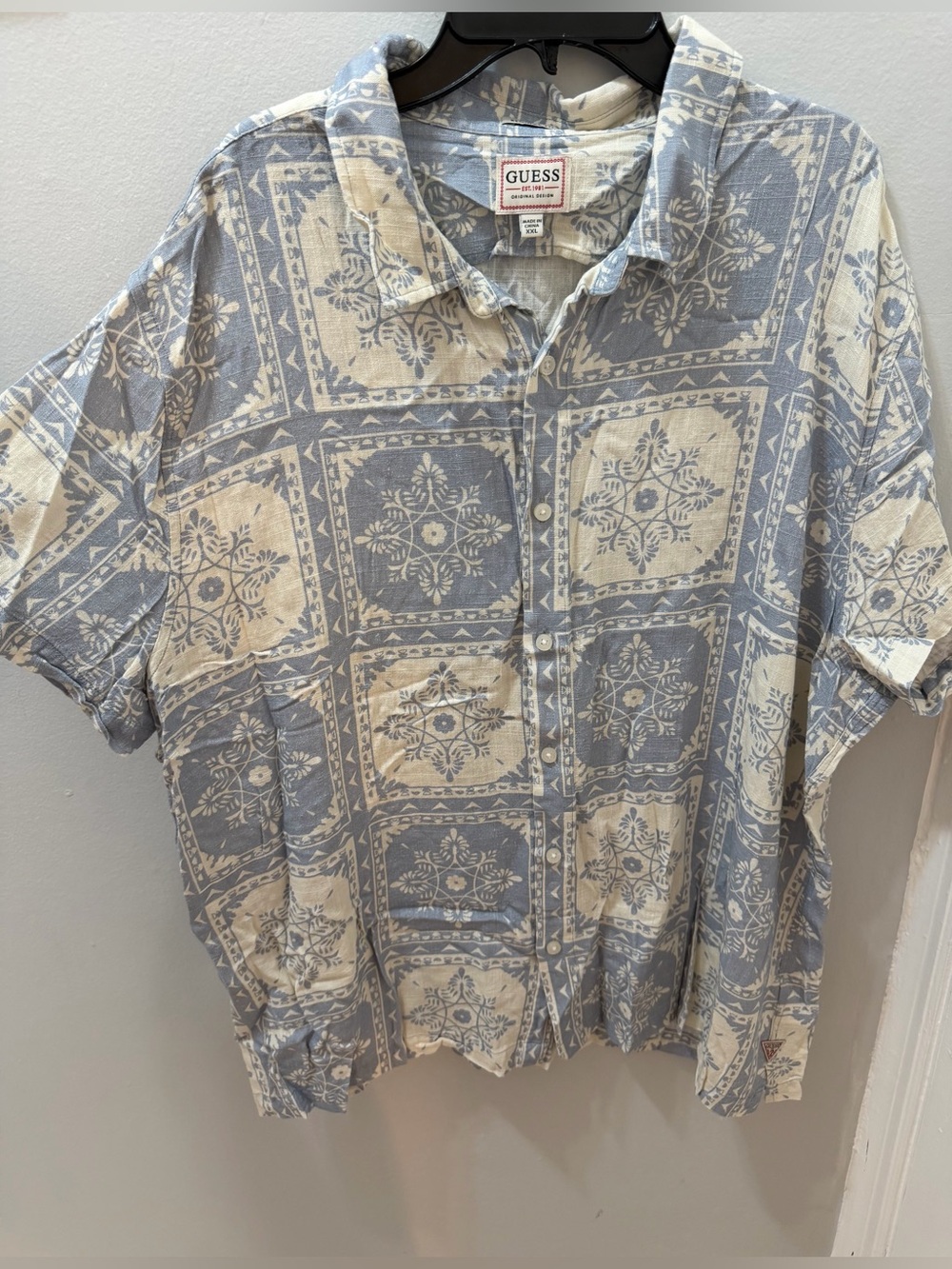 GUESS Men's Blue and Cream Short-Sleeve Patterned Button-Down Shirt
